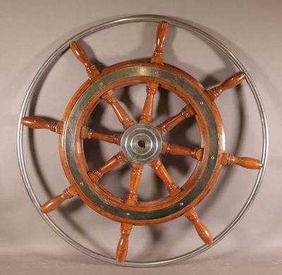 une roue en bois avec une jante métallique sur fond blanc