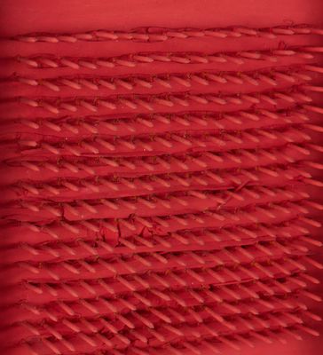un gros plan d'un panier rouge muni d'une poignée rouge