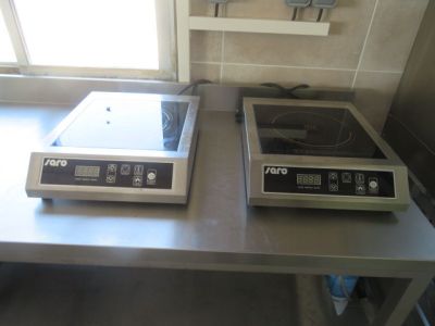deux cuisinières posées sur une table dans une cuisine