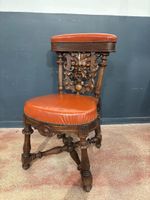 CHAISE PONTEUSE ou fumeuse en noyer, le dossier à riche déco… (photo 2)
