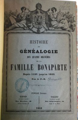 un vieux livre posé sur une table recouverte de papiers