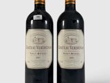 deux bouteilles de vin posées l'une à côté de l'autre sur une surface blanche