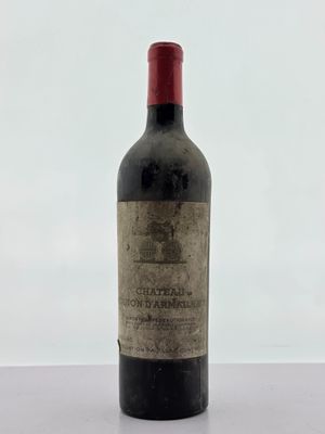 une bouteille de vin posée sur une table