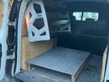 une camionnette blanche avec un lit à l'arrière