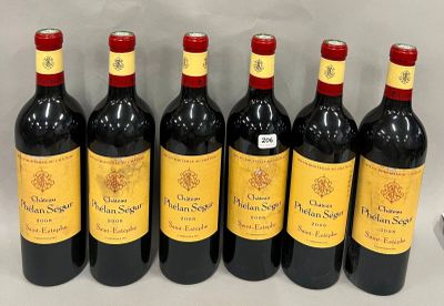 six bouteilles de vin rouge alignées sur une table