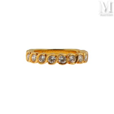 gros plan d'une bague en or avec des diamants sur fond blanc