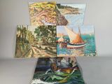 quatre tableaux représentant des bateaux, exposés sur une table