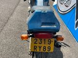 une moto garée sur le côté de la route