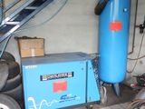 une pièce remplie de pneus et d'un réservoir bleu