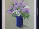 tableau représentant des fleurs violettes et blanches dans un vase bleu posé sur une table