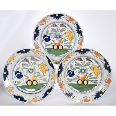 trois assiettes ornées de motifs colorés, posées sur une surface blanche
