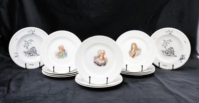 six assiettes blanches sur lesquelles figurent des portraits de personnes sur fond noir