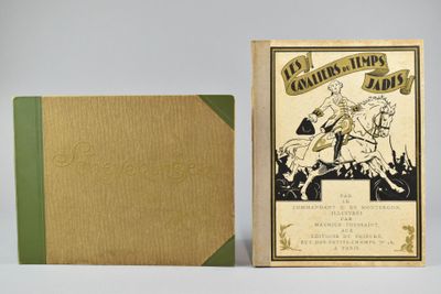 un vieux livre posé sur une table, à côté d'une boîte
