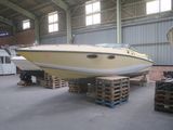 un bateau posé sur des palettes dans un entrepôt