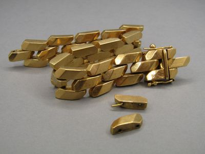 un tas de pièces métalliques dorées posées sur une table