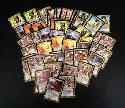 beaucoup de cartes qui traînent sur la table