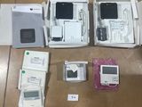Plusieurs appareils électroniques sont rangés dans une boîte posée sur une table