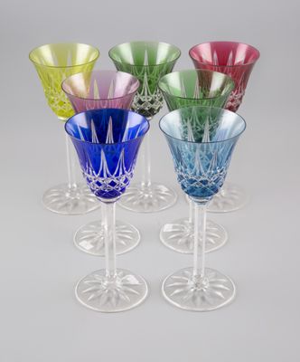 quatre verres à vin de couleurs différentes empilés les uns sur les autres