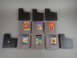 beaucoup de cartouches de jeux Nintendo sur la table