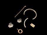 un gros plan sur une paire de boucles d'oreilles et une chaîne sur fond noir