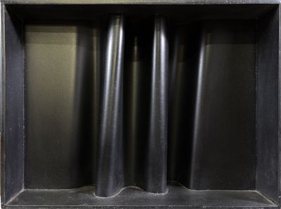 une étagère noire sur laquelle sont posés trois vases noirs