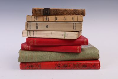 plusieurs vieux livres empilés sur une surface blanche