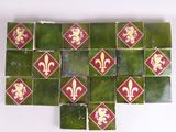 plusieurs carreaux verts et rouges ornés de fleurons dorés