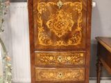 une petite commode dans le coin d'une pièce