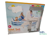une boîte en carton sur laquelle figure l'image d'une femme et de deux enfants dans un bateau