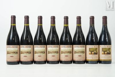 six bouteilles de vin sont alignées sur une surface blanche