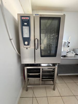 un four professionnel installé dans une cuisine