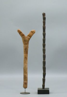 sculpture représentant un homme et une femme debout l'un à côté de l'autre sur une surface blanche
