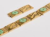 un gros plan sur deux bracelets en or ornés de pierres vertes