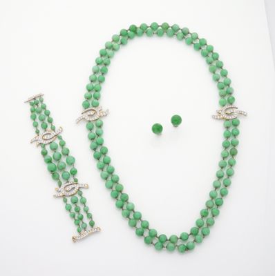 un ensemble composé d'un collier, d'un bracelet et d'une bague en perles vertes