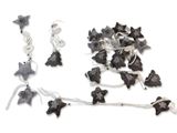 un ensemble d'objets noirs et blancs posés sur une surface blanche