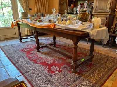 une table de salle à manger sur laquelle sont posés de nombreux verres