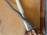 un couteau et une paire de ciseaux accrochés au mur