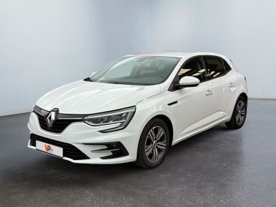 une voiture blanche dans une pièce blanche au sol noir
