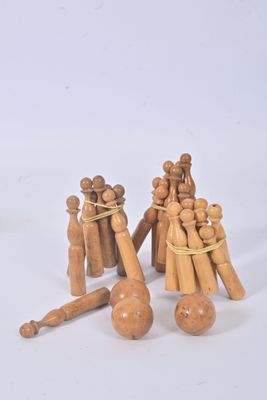 figurines en bois représentant des personnes tenant des battes et des balles de baseball