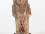une statue antique représentant une femme, posée sur un socle noir, sur fond blanc