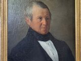 portrait d'un homme en manteau noir et chemise blanche