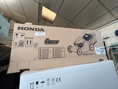 une boîte en carton sur laquelle est représentée une tondeuse à gazon