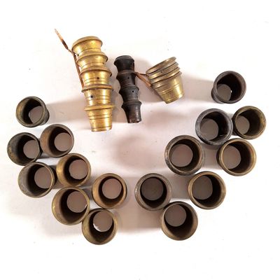 de nombreux types de raccords en laiton sur une surface blanche