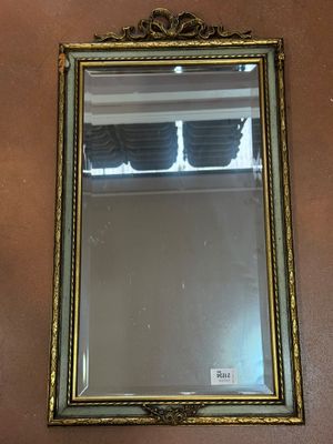 GLACE en bois mouluré et sculpté à décor de cariatydes, fron…