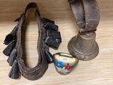 deux paires de chaussures posées par terre