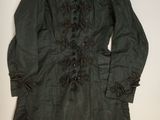 une photo d'une veste verte bordée de dentelle noire