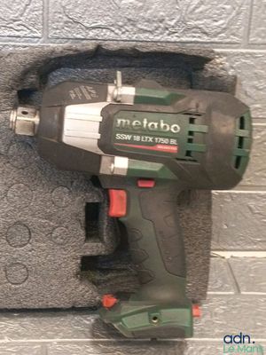 une perceuse sans fil fixée au mur