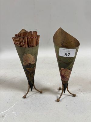 deux cônes décorés de fleurs