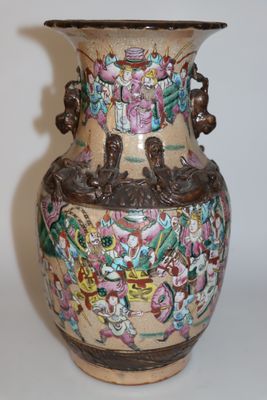 un vase orné d'un motif posé sur une table