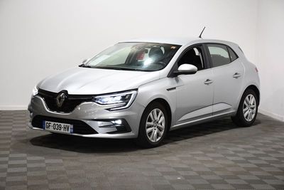 une voiture blanche garée dans une pièce au sol en damier